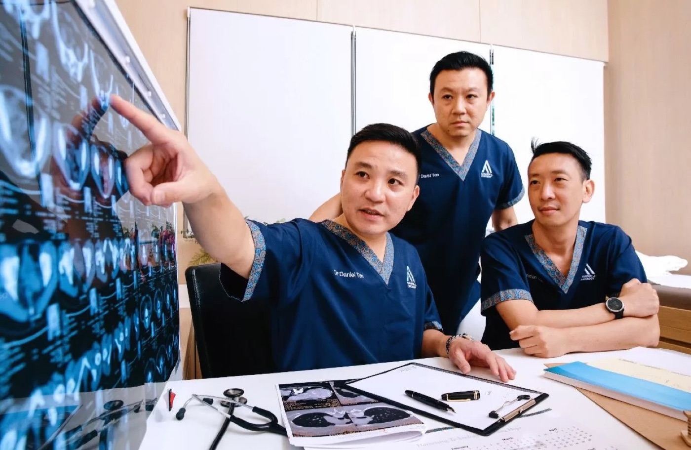 Oncologists reviewing lung imaging together